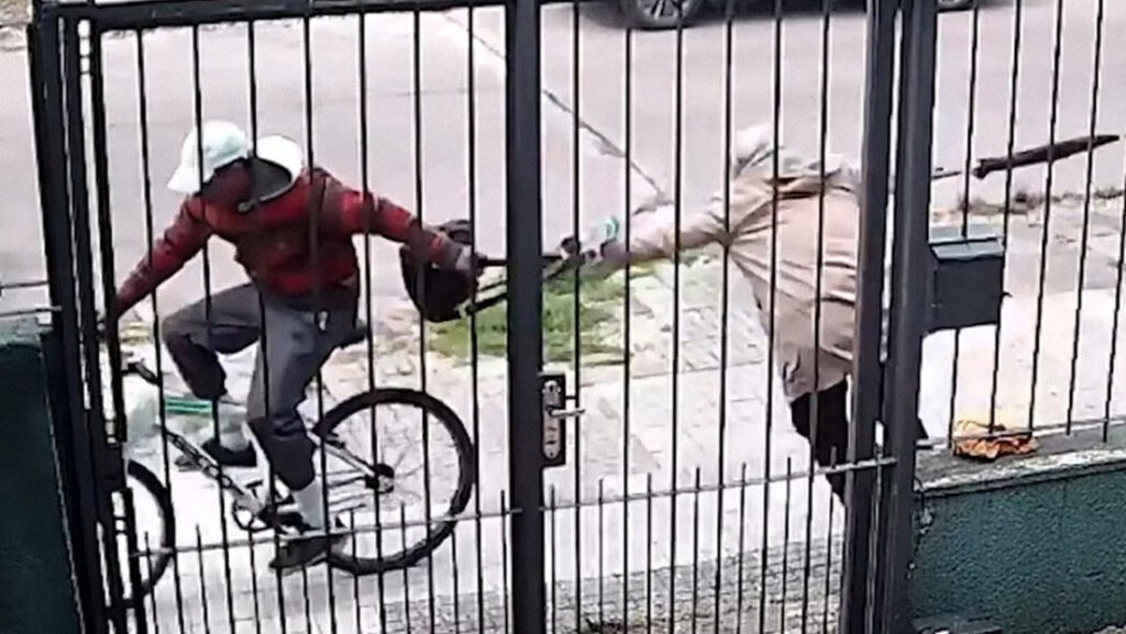 VIDEO: Arrastra a una anciana tras robarle la cartera y la deja con traumatismo facial