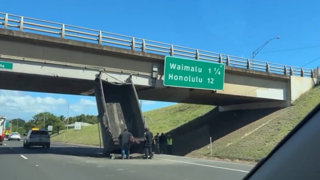 VIDEO: Camión volquete queda atascado bajo un puente y provoca el caos en una autopista