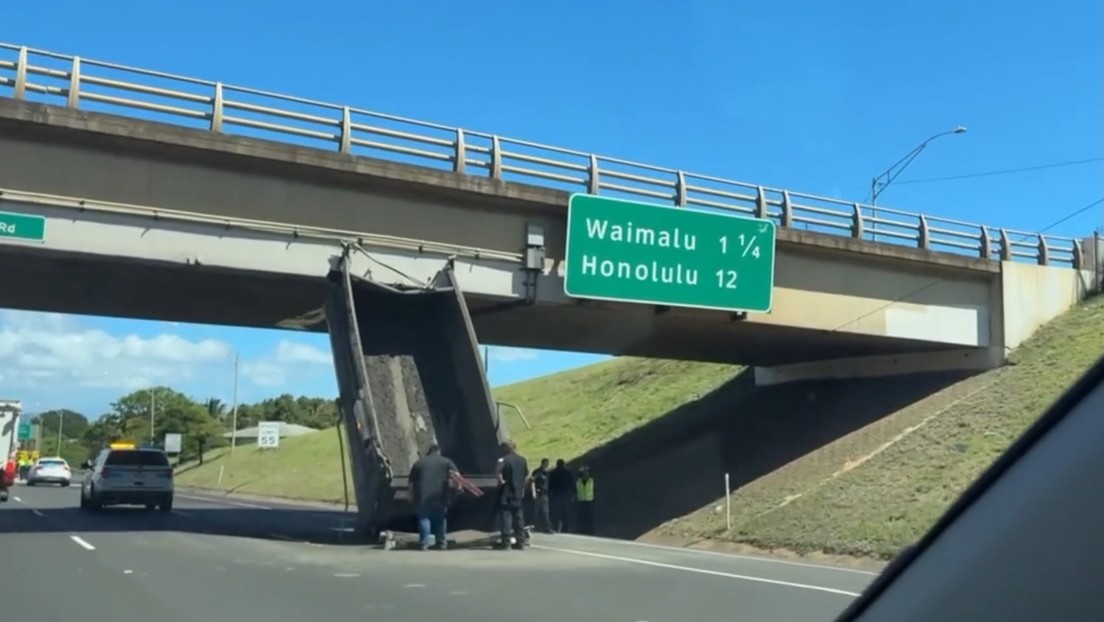 VIDEO: Camión volquete queda atascado bajo un puente y provoca el caos en una autopista