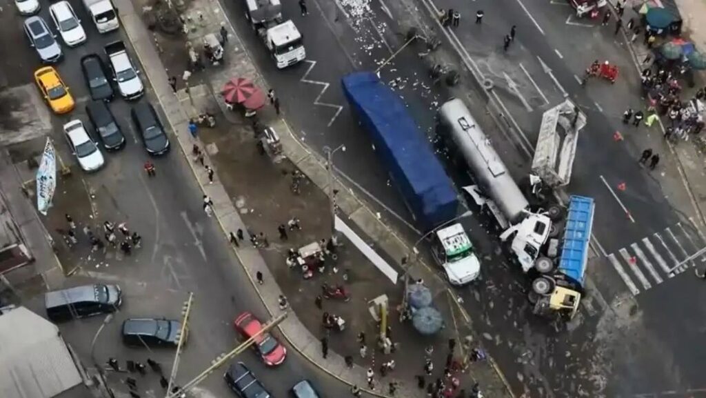 VIDEO: Caos vial tras SÉXTUPLE choque entre camiones y una cisterna en una capital sudamericana