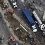 VIDEO: Caos vial tras SÉXTUPLE choque entre camiones y una cisterna en una capital sudamericana