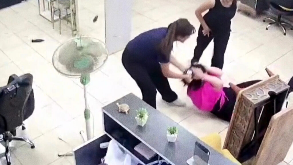 VIDEO: Desata una brutal golpiza en una peluquería porque no le gustó el corte de pelo de su hija
