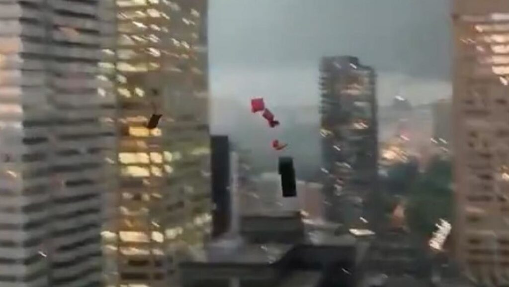 VIDEO: Un sofá vuela por los aires durante una fuerte tormenta en Canadá