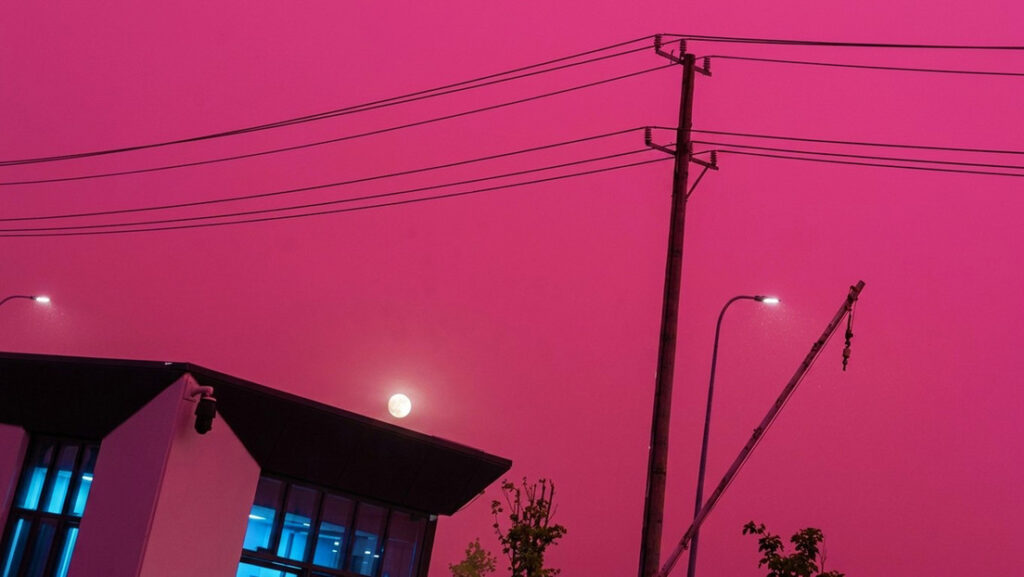 VIDEO: Una ciudad china despierta con un cielo rojo y desata asombro