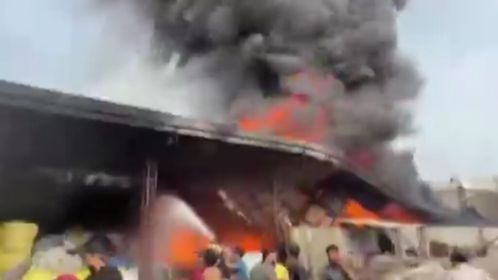 Voraz incendio convierte una planta de colchones en cenizas (VIDEO)