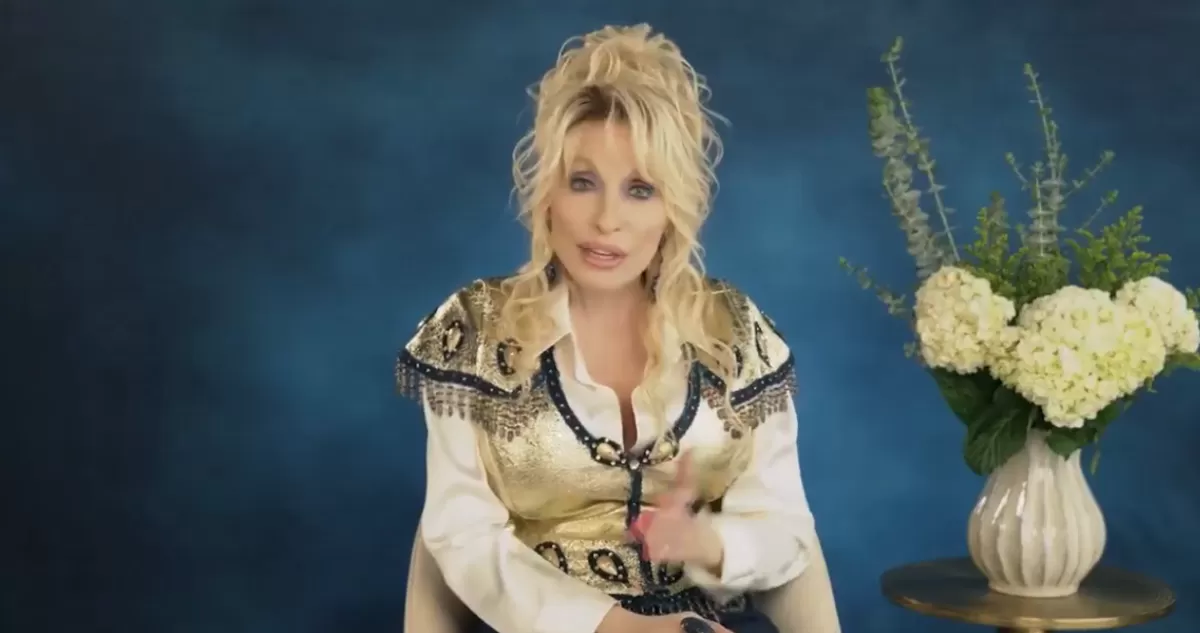 Emiten emotivo mensaje de Dolly Parton grabado antes de su muerte para agradecer premio
