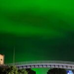 ¿Aurora boreal?: El cielo se tiñe de un verde surreal por la más insólita causa (VIDEO)