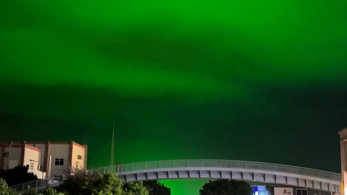 ¿Aurora boreal?: El cielo se tiñe de un verde surreal por la más insólita causa (VIDEO)