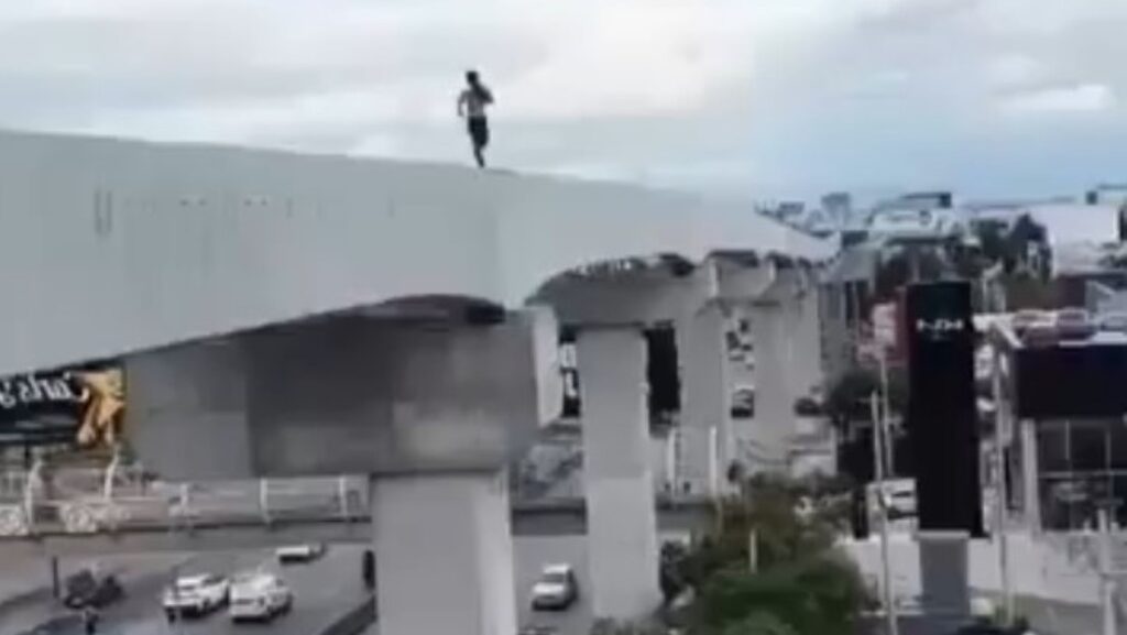 La arriesgada carrera de un hombre sobre las vías elevadas de un monorriel (VIDEO)