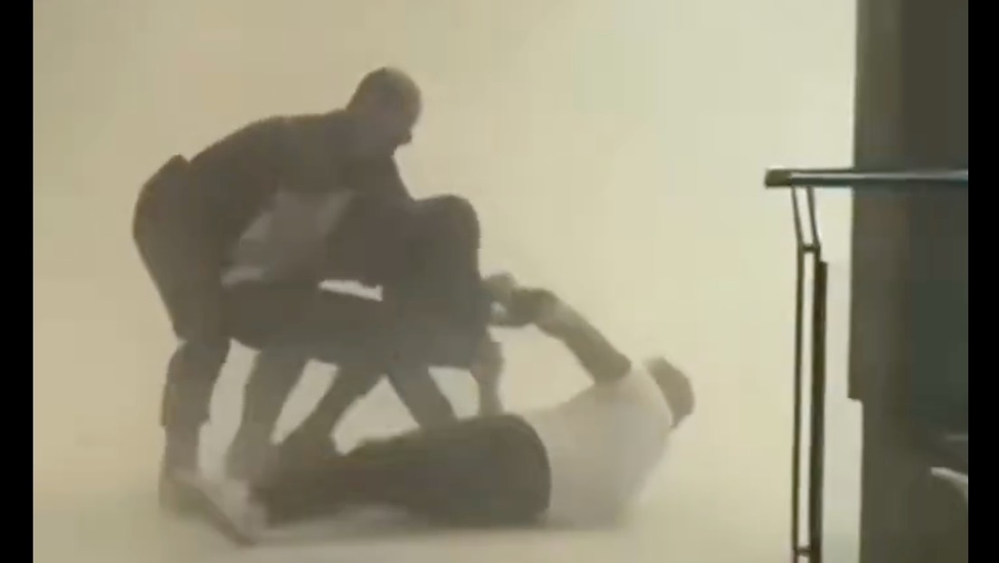 Robo de película: Encapuchados asaltan joyería y escapan entre el humo de los extintores (VIDEO)