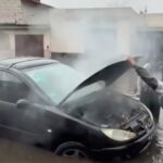 VIDEO: Apagan incendio de un auto con el agua de una calle inundada por la lluvia