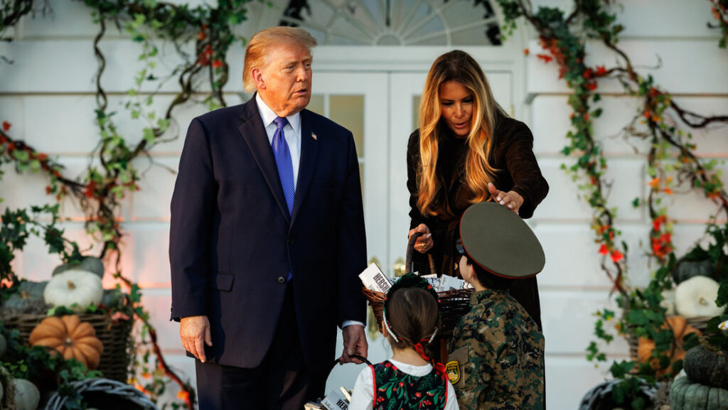 VIDEO: Un 'tanquista soviético' y una niña con traje tradicional ruso 'se cuelan' en la Casa Blanca y reciben dulces de Trump