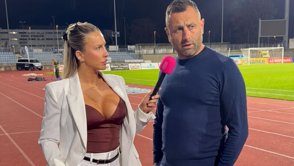 VIDEO: Un entrenador hace lo imposible por no mirar a una periodista y revela por qué