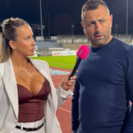 VIDEO: Un entrenador hace lo imposible por no mirar a una periodista y revela por qué