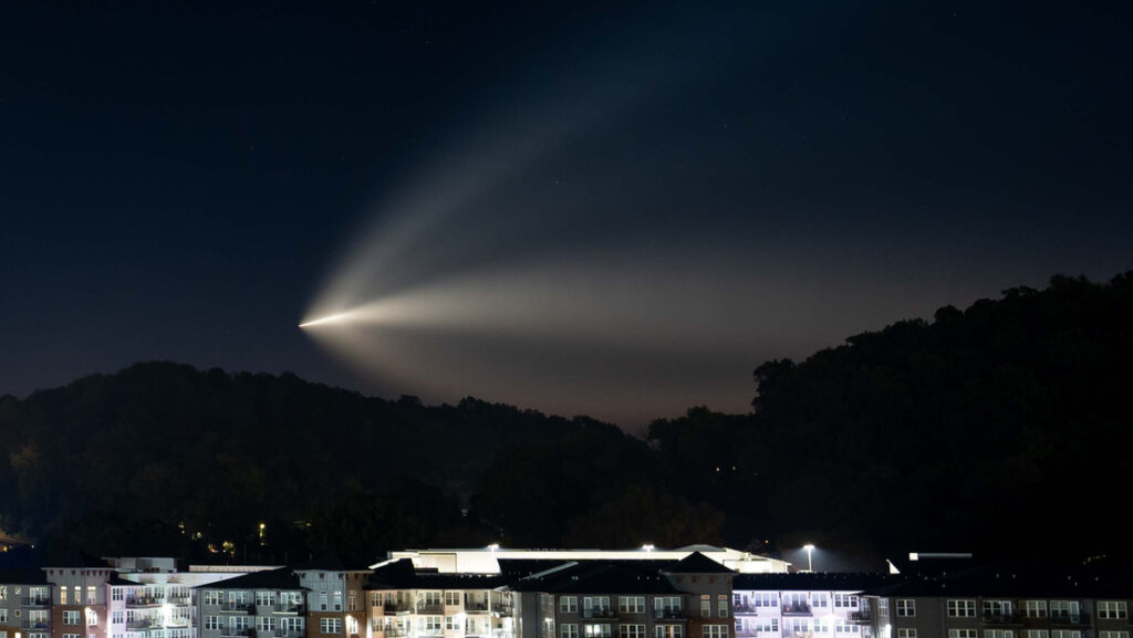VIDEO: Una enorme 'medusa espacial' ilumina el cielo tras el lanzamiento de un cohete en EE.UU.