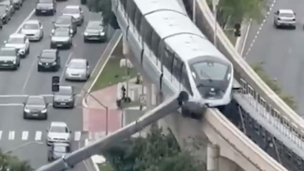 VIDEOS: Dramático momento en que tren choca contra grúa y esta cae a avenida llena de vehículos